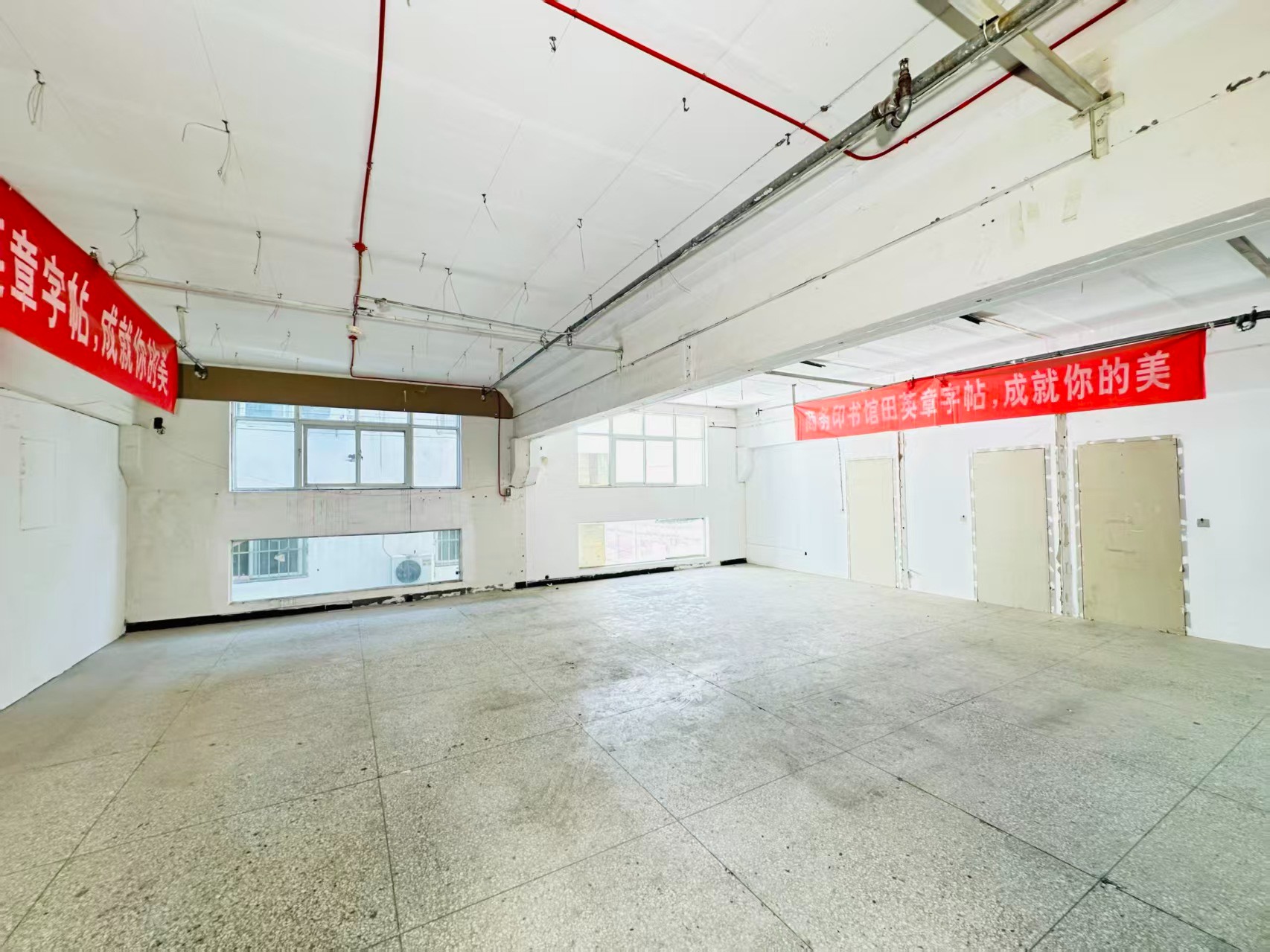 孙石路重点吸引人工智能应用、数字经济、电商直播、智能制造服务、软件开发、科技创新企业及创业团队入驻